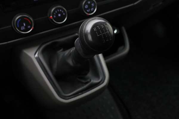 Volkswagen Transporter 2.0 TDI L2H1 30 DC Eerste Eigenaar, Airco, Cruise, Apple Carplay, DAB, PDC, Trekhaak, 16''