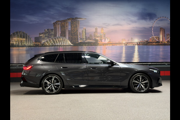 BMW 5 Serie Touring 520i |Panorama|HeadUp|Trekhaak|Crystal|Carbon|BTW