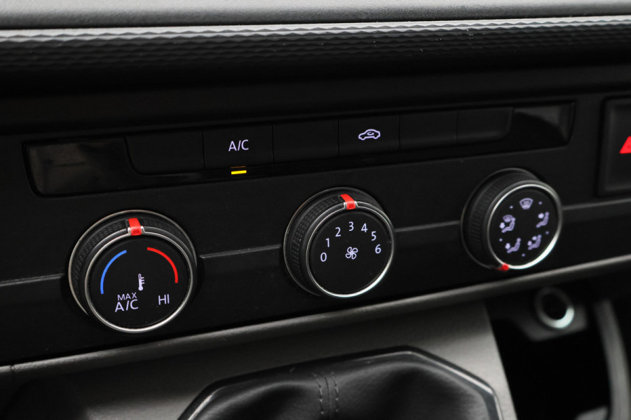 Volkswagen Transporter 2.0 TDI L2H1 30 DC Eerste Eigenaar, Airco, Cruise, Apple Carplay, DAB, PDC, Trekhaak, 16''