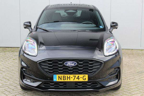 Ford Puma 1.0-125pk EcoBoost Hybrid ST-Line X. Alweer zo'n mooie uiterst complete Ford Puma met slechts 7.400km èn fabr. garantie t/m 10-12-2029 ! Autm. airco, LED verlichting, navigatie, telefoonvoorb., bestuurders assistent pakket, winterpakket etc., etc