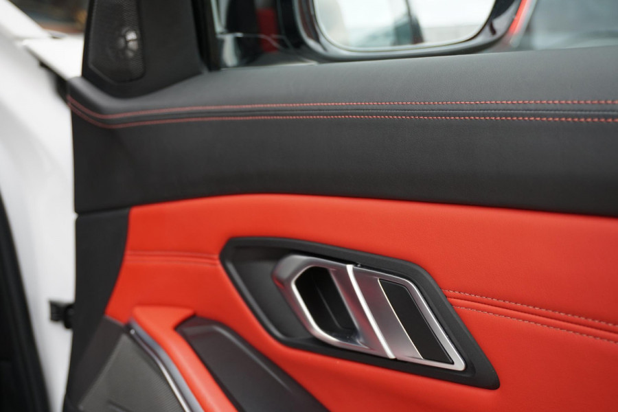 BMW 3 Serie Touring 330i High Executive Edition M + INDIVIDUAL LEDER / MINERALWEISS METALLIC / M-PERFORMANCE
