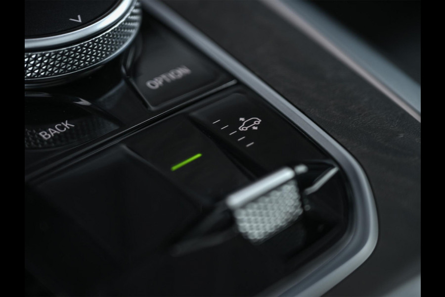 BMW X5 xDrive50e | M-Sport Pro | Alcantara Hemelbekleding | 360 Camera | HUD | Harman/Kardon | Active Steering | Luchtvering | Memory Seat | Stoelverwarming + Ventilatie | Trekhaak | Comfort access | Iconic glow | Ambiance Interieur |