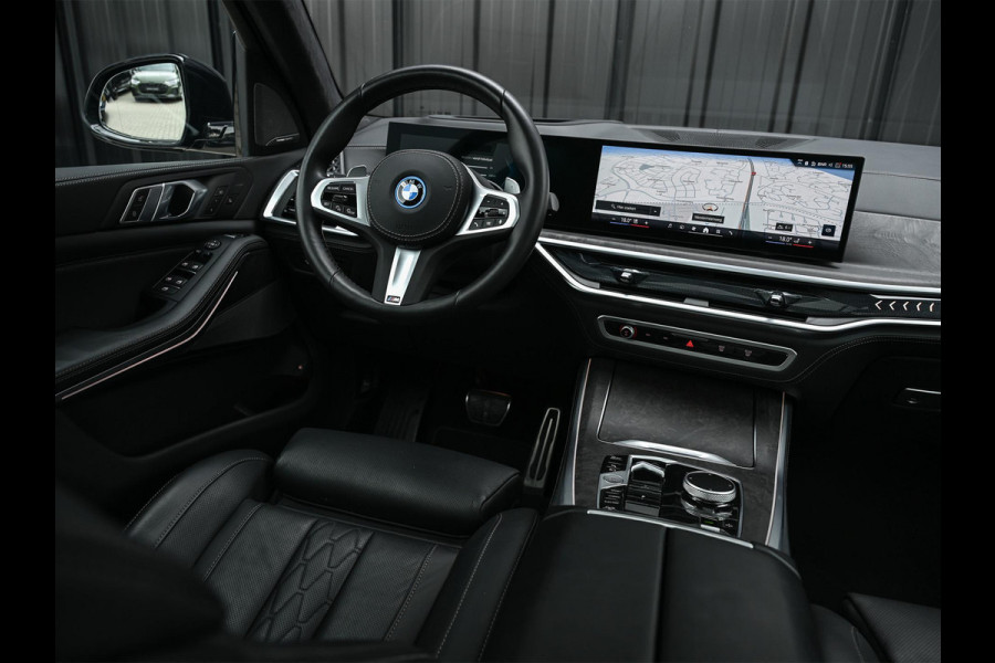 BMW X5 xDrive50e | M-Sport Pro | Alcantara Hemelbekleding | 360 Camera | HUD | Harman/Kardon | Active Steering | Luchtvering | Memory Seat | Stoelverwarming + Ventilatie | Trekhaak | Comfort access | Iconic glow | Ambiance Interieur |