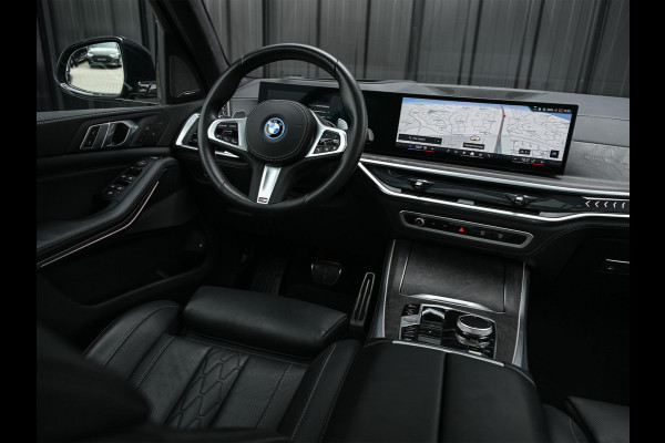 BMW X5 xDrive50e | M-Sport Pro | Alcantara Hemelbekleding | 360 Camera | HUD | Harman/Kardon | Active Steering | Luchtvering | Memory Seat | Stoelverwarming + Ventilatie | Trekhaak | Comfort access | Iconic glow | Ambiance Interieur |