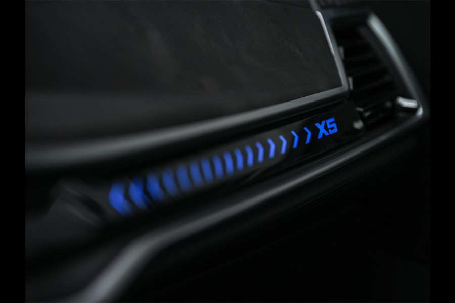 BMW X5 xDrive50e | M-Sport Pro | Alcantara Hemelbekleding | 360 Camera | HUD | Harman/Kardon | Active Steering | Luchtvering | Memory Seat | Stoelverwarming + Ventilatie | Trekhaak | Comfort access | Iconic glow | Ambiance Interieur |