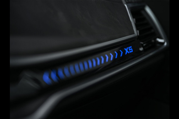 BMW X5 xDrive50e | M-Sport Pro | Alcantara Hemelbekleding | 360 Camera | HUD | Harman/Kardon | Active Steering | Luchtvering | Memory Seat | Stoelverwarming + Ventilatie | Trekhaak | Comfort access | Iconic glow | Ambiance Interieur |