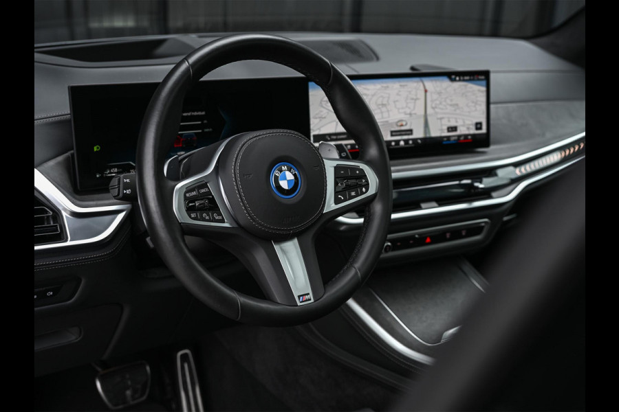 BMW X5 xDrive50e | M-Sport Pro | Alcantara Hemelbekleding | 360 Camera | HUD | Harman/Kardon | Active Steering | Luchtvering | Memory Seat | Stoelverwarming + Ventilatie | Trekhaak | Comfort access | Iconic glow | Ambiance Interieur |