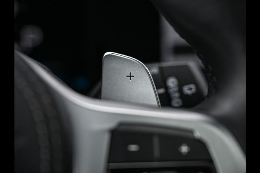 BMW X5 xDrive50e | M-Sport Pro | Alcantara Hemelbekleding | 360 Camera | HUD | Harman/Kardon | Active Steering | Luchtvering | Memory Seat | Stoelverwarming + Ventilatie | Trekhaak | Comfort access | Iconic glow | Ambiance Interieur |