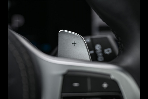 BMW X5 xDrive50e | M-Sport Pro | Alcantara Hemelbekleding | 360 Camera | HUD | Harman/Kardon | Active Steering | Luchtvering | Memory Seat | Stoelverwarming + Ventilatie | Trekhaak | Comfort access | Iconic glow | Ambiance Interieur |