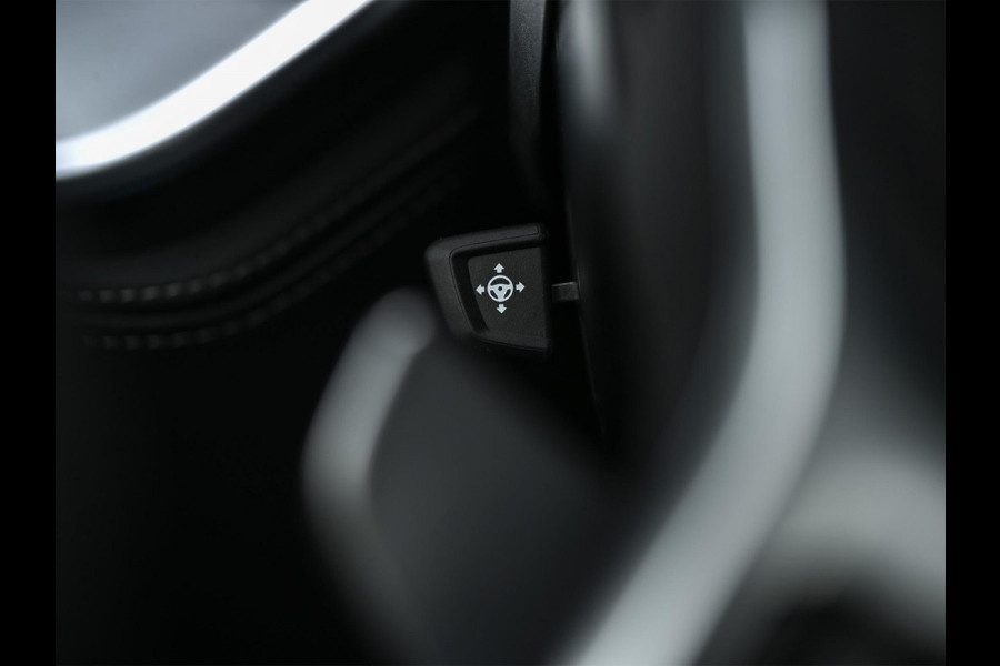 BMW X5 xDrive50e | M-Sport Pro | Alcantara Hemelbekleding | 360 Camera | HUD | Harman/Kardon | Active Steering | Luchtvering | Memory Seat | Stoelverwarming + Ventilatie | Trekhaak | Comfort access | Iconic glow | Ambiance Interieur |