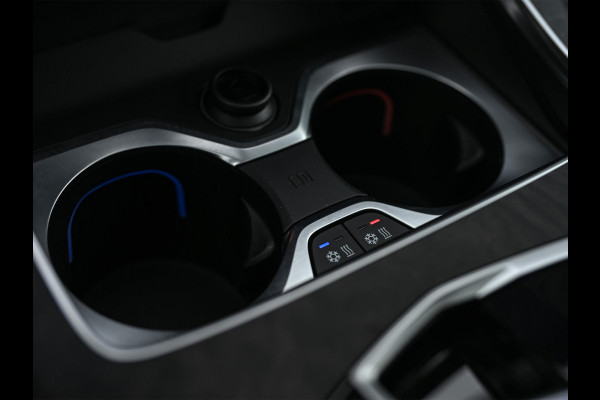 BMW X5 xDrive50e | M-Sport Pro | Alcantara Hemelbekleding | 360 Camera | HUD | Harman/Kardon | Active Steering | Luchtvering | Memory Seat | Stoelverwarming + Ventilatie | Trekhaak | Comfort access | Iconic glow | Ambiance Interieur |