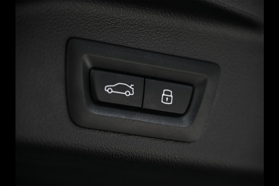 BMW X5 xDrive50e | M-Sport Pro | Alcantara Hemelbekleding | 360 Camera | HUD | Harman/Kardon | Active Steering | Luchtvering | Memory Seat | Stoelverwarming + Ventilatie | Trekhaak | Comfort access | Iconic glow | Ambiance Interieur |