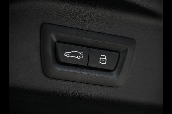 BMW X5 xDrive50e | M-Sport Pro | Alcantara Hemelbekleding | 360 Camera | HUD | Harman/Kardon | Active Steering | Luchtvering | Memory Seat | Stoelverwarming + Ventilatie | Trekhaak | Comfort access | Iconic glow | Ambiance Interieur |