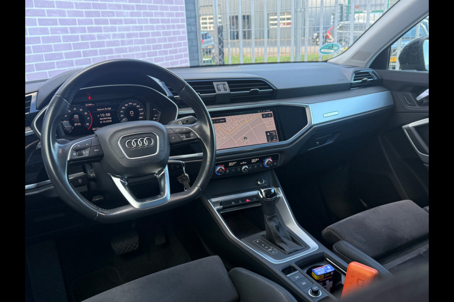 Audi Q3 35 TFSI S Line Pro Line S S-Line | Panoramadak | Stoelverwarming | Camera | Cruise Control | Dodehoekdetectie | Matrix LED | Trekhaak | Navigatie | Parkeersensoren | Climate Control | Black Pack |