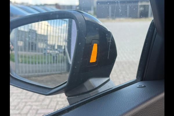 Audi Q3 35 TFSI S Line Pro Line S S-Line | Panoramadak | Stoelverwarming | Camera | Cruise Control | Dodehoekdetectie | Matrix LED | Trekhaak | Navigatie | Parkeersensoren | Climate Control | Black Pack |