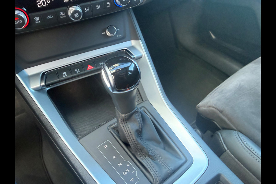 Audi Q3 35 TFSI S Line Pro Line S S-Line | Panoramadak | Stoelverwarming | Camera | Cruise Control | Dodehoekdetectie | Matrix LED | Trekhaak | Navigatie | Parkeersensoren | Climate Control | Black Pack |