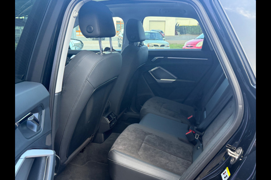 Audi Q3 35 TFSI S Line Pro Line S S-Line | Panoramadak | Stoelverwarming | Camera | Cruise Control | Dodehoekdetectie | Matrix LED | Trekhaak | Navigatie | Parkeersensoren | Climate Control | Black Pack |