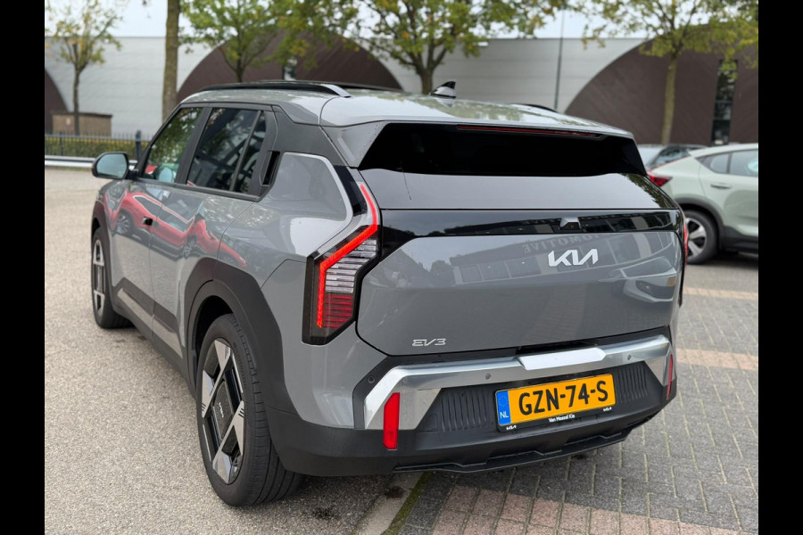 Kia EV3 Plus Advanced 58.3 kWh SOH 100% | HARMAN KARDON | DODE HOEK | ELEK. STOELEN | STOEL + STUURVERWARMING | ADAP. CRUISE | ACHTERUITRIJCAMERA | PANO | FABRIEKS GARANTIE TOT 01-2032 | NET ONDERHOUD GEHAD DIRECT LEVERBAAR |