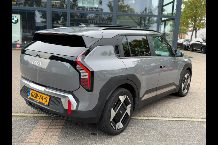 Kia EV3 Plus Advanced 58.3 kWh SOH 100% | HARMAN KARDON | DODE HOEK | ELEK. STOELEN | STOEL + STUURVERWARMING | ADAP. CRUISE | ACHTERUITRIJCAMERA | PANO | FABRIEKS GARANTIE TOT 01-2032 | NET ONDERHOUD GEHAD DIRECT LEVERBAAR |