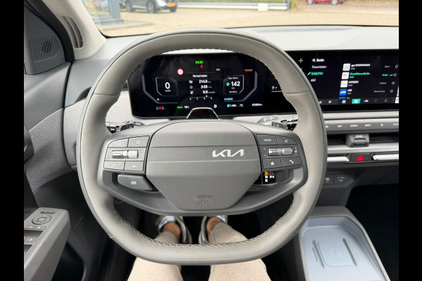 Kia EV3 Plus Advanced 58.3 kWh SOH 100% | HARMAN KARDON | DODE HOEK | ELEK. STOELEN | STOEL + STUURVERWARMING | ADAP. CRUISE | ACHTERUITRIJCAMERA | PANO | FABRIEKS GARANTIE TOT 01-2032 | NET ONDERHOUD GEHAD DIRECT LEVERBAAR |