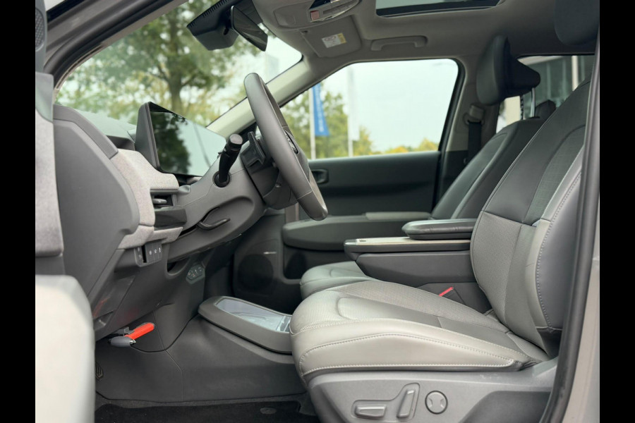 Kia EV3 Plus Advanced 58.3 kWh SOH 100% | HARMAN KARDON | DODE HOEK | ELEK. STOELEN | STOEL + STUURVERWARMING | ADAP. CRUISE | ACHTERUITRIJCAMERA | PANO | FABRIEKS GARANTIE TOT 01-2032 | NET ONDERHOUD GEHAD DIRECT LEVERBAAR |