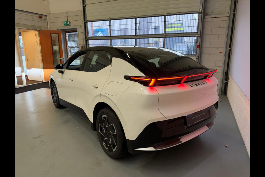 Lynk & Co 02 Core 66 kWh Stoelverwarming, Apple CarPlay, Achteruitrijcamera, Panoramadak, Elektrische Achterklep