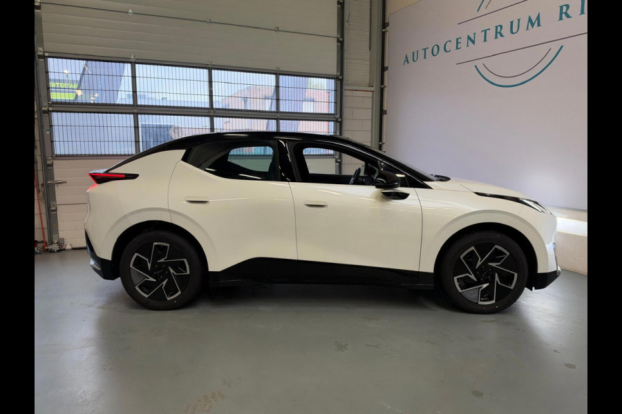 Lynk & Co 02 Core 66 kWh Stoelverwarming, Apple CarPlay, Achteruitrijcamera, Panoramadak, Elektrische Achterklep