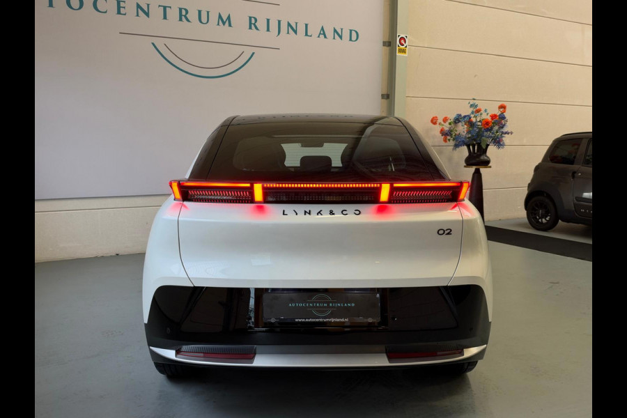 Lynk & Co 02 Core 66 kWh Stoelverwarming, Apple CarPlay, Achteruitrijcamera, Panoramadak, Elektrische Achterklep
