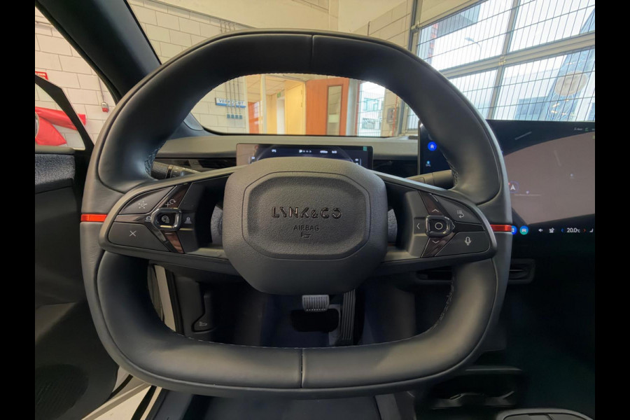 Lynk & Co 02 Core 66 kWh Stoelverwarming, Apple CarPlay, Achteruitrijcamera, Panoramadak, Elektrische Achterklep