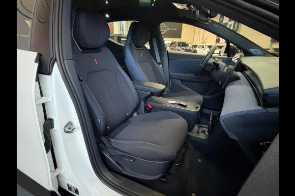 Lynk & Co 02 Core 66 kWh Stoelverwarming, Apple CarPlay, Achteruitrijcamera, Panoramadak, Elektrische Achterklep