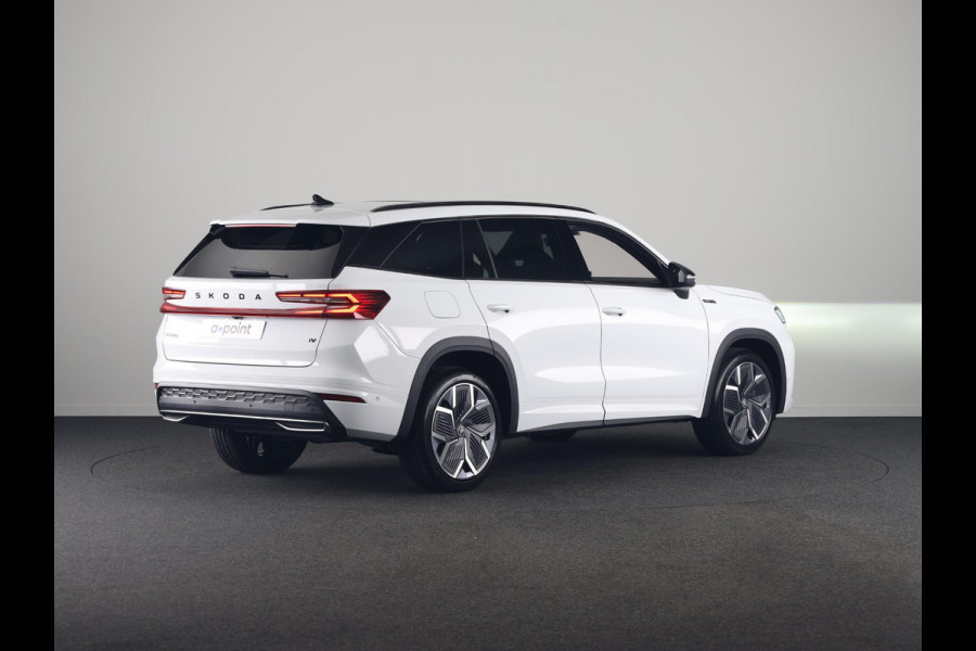 Škoda Kodiaq 1.5 TSI PHEV Sportline Business 204 pk 6 versn. DSG | Dynamic Chassis Control Pakket | Comfort Pakket | Head-up display | Parkeer Pakket | Winter Pakket | Trekhaak | Panoramadak |  20" lichtmetalen velgen Rila aero, antraciet zwart