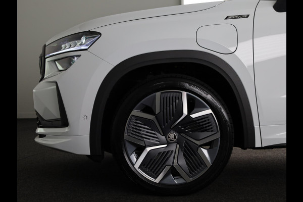 Škoda Kodiaq 1.5 TSI PHEV Sportline Business 204 pk 6 versn. DSG | Dynamic Chassis Control Pakket | Comfort Pakket | Head-up display | Parkeer Pakket | Winter Pakket | Trekhaak | Panoramadak |  20" lichtmetalen velgen Rila aero, antraciet zwart
