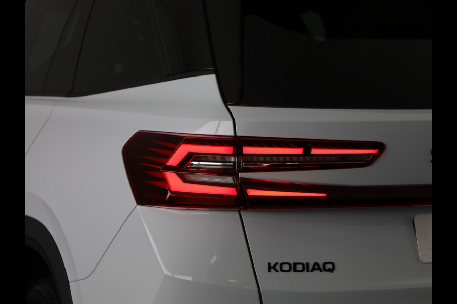 Škoda Kodiaq 1.5 TSI PHEV Sportline Business 204 pk 6 versn. DSG | Dynamic Chassis Control Pakket | Comfort Pakket | Head-up display | Parkeer Pakket | Winter Pakket | Trekhaak | Panoramadak |  20" lichtmetalen velgen Rila aero, antraciet zwart
