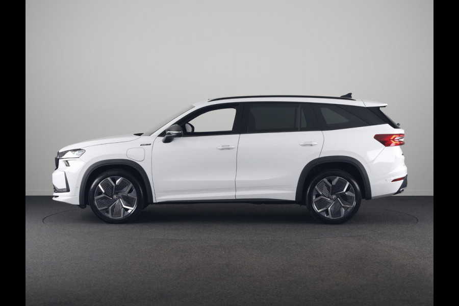 Škoda Kodiaq 1.5 TSI PHEV Sportline Business 204 pk 6 versn. DSG | Dynamic Chassis Control Pakket | Comfort Pakket | Head-up display | Parkeer Pakket | Winter Pakket | Trekhaak | Panoramadak |  20" lichtmetalen velgen Rila aero, antraciet zwart