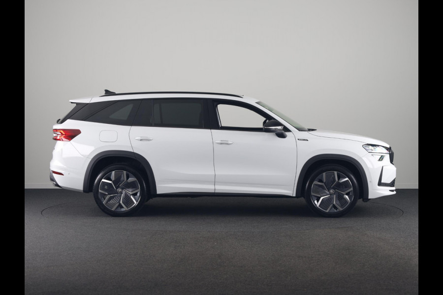 Škoda Kodiaq 1.5 TSI PHEV Sportline Business 204 pk 6 versn. DSG | Dynamic Chassis Control Pakket | Comfort Pakket | Head-up display | Parkeer Pakket | Winter Pakket | Trekhaak | Panoramadak |  20" lichtmetalen velgen Rila aero, antraciet zwart