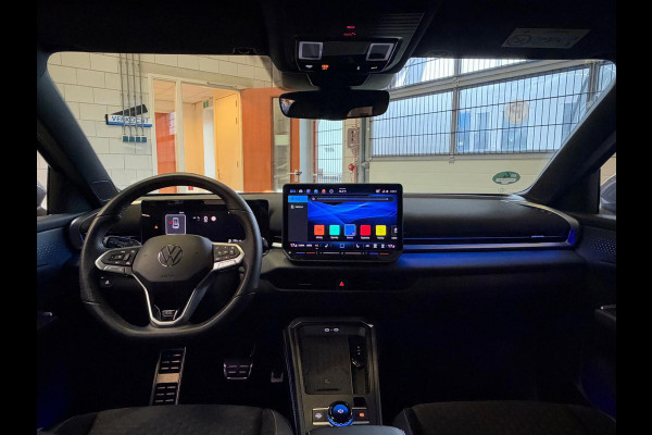 Volkswagen T-Roc 1.5 TSI R-Line Edition Apple Carplay, Adap. cruise, Stoel/stuurverwarming, Sfeerverlichting, full led