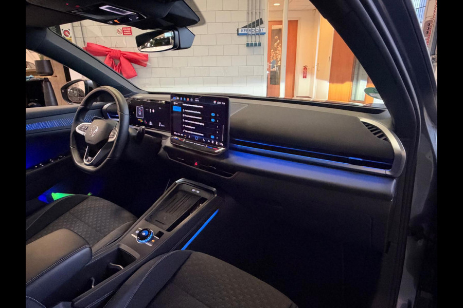 Volkswagen T-Roc 1.5 TSI R-Line Edition Apple Carplay, Adap. cruise, Stoel/stuurverwarming, Sfeerverlichting, full led