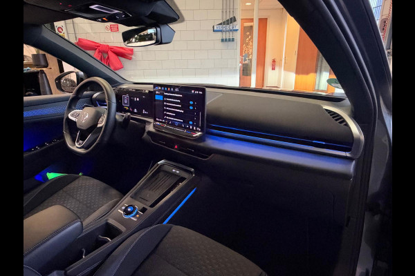 Volkswagen T-Roc 1.5 TSI R-Line Edition Apple Carplay, Adap. cruise, Stoel/stuurverwarming, Sfeerverlichting, full led