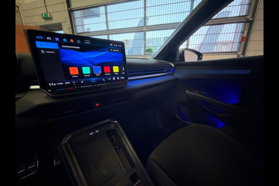 Volkswagen T-Roc 1.5 TSI R-Line Edition Apple Carplay, Adap. cruise, Stoel/stuurverwarming, Sfeerverlichting, full led