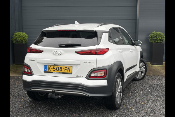Hyundai Kona EV Fashion 64 kWh ✓2e Eigenaar✓Carplay✓Camera✓Trekhaak✓Dealer Onderhouden✓Draadloze telefoonlader✓Navi✓Keyless✓✓Rijstrooksensor✓Dodehoeksensor✓Pdc✓Lm velgen 17"✓Clima✓Cruise✓204pk✓N.A.P✓Bj 12-2020✓Apk tot 09-2028