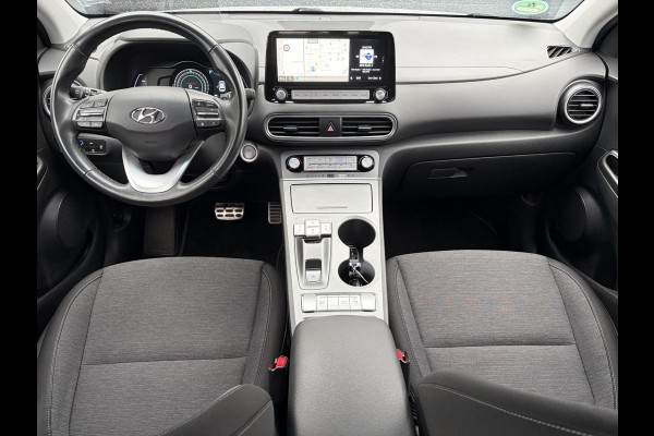 Hyundai Kona EV Fashion 64 kWh ✓2e Eigenaar✓Carplay✓Camera✓Trekhaak✓Dealer Onderhouden✓Draadloze telefoonlader✓Navi✓Keyless✓✓Rijstrooksensor✓Dodehoeksensor✓Pdc✓Lm velgen 17"✓Clima✓Cruise✓204pk✓N.A.P✓Bj 12-2020✓Apk tot 09-2028