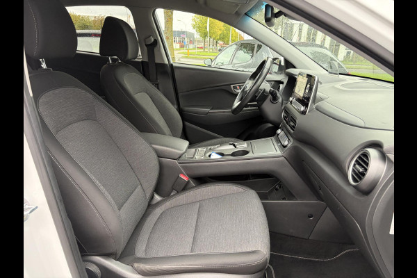 Hyundai Kona EV Fashion 64 kWh ✓2e Eigenaar✓Carplay✓Camera✓Trekhaak✓Dealer Onderhouden✓Draadloze telefoonlader✓Navi✓Keyless✓✓Rijstrooksensor✓Dodehoeksensor✓Pdc✓Lm velgen 17"✓Clima✓Cruise✓204pk✓N.A.P✓Bj 12-2020✓Apk tot 09-2028
