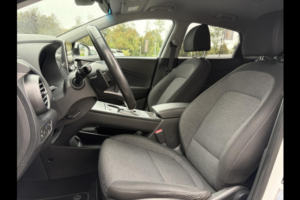 Hyundai Kona EV Fashion 64 kWh ✓2e Eigenaar✓Carplay✓Camera✓Trekhaak✓Dealer Onderhouden✓Draadloze telefoonlader✓Navi✓Keyless✓✓Rijstrooksensor✓Dodehoeksensor✓Pdc✓Lm velgen 17"✓Clima✓Cruise✓204pk✓N.A.P✓Bj 12-2020✓Apk tot 09-2028