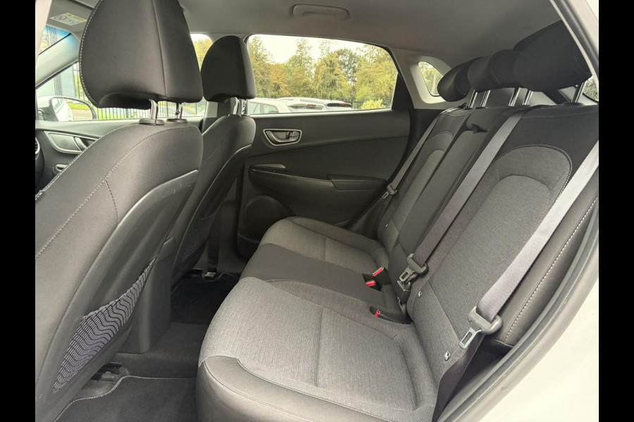 Hyundai Kona EV Fashion 64 kWh ✓2e Eigenaar✓Carplay✓Camera✓Trekhaak✓Dealer Onderhouden✓Draadloze telefoonlader✓Navi✓Keyless✓✓Rijstrooksensor✓Dodehoeksensor✓Pdc✓Lm velgen 17"✓Clima✓Cruise✓204pk✓N.A.P✓Bj 12-2020✓Apk tot 09-2028