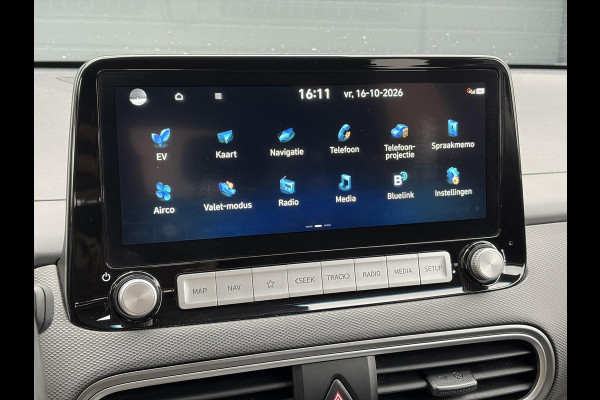 Hyundai Kona EV Fashion 64 kWh ✓2e Eigenaar✓Carplay✓Camera✓Trekhaak✓Dealer Onderhouden✓Draadloze telefoonlader✓Navi✓Keyless✓✓Rijstrooksensor✓Dodehoeksensor✓Pdc✓Lm velgen 17"✓Clima✓Cruise✓204pk✓N.A.P✓Bj 12-2020✓Apk tot 09-2028