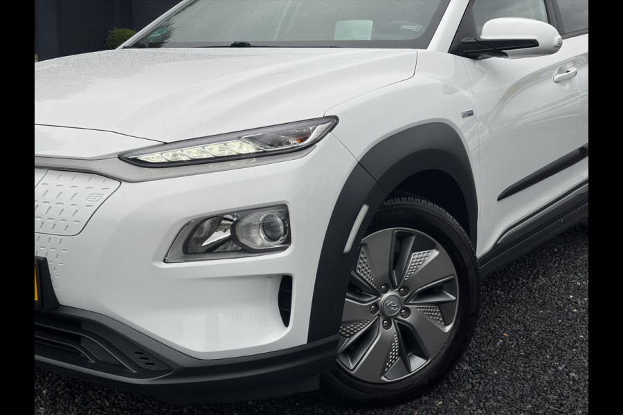 Hyundai Kona EV Fashion 64 kWh ✓2e Eigenaar✓Carplay✓Camera✓Trekhaak✓Dealer Onderhouden✓Draadloze telefoonlader✓Navi✓Keyless✓✓Rijstrooksensor✓Dodehoeksensor✓Pdc✓Lm velgen 17"✓Clima✓Cruise✓204pk✓N.A.P✓Bj 12-2020✓Apk tot 09-2028