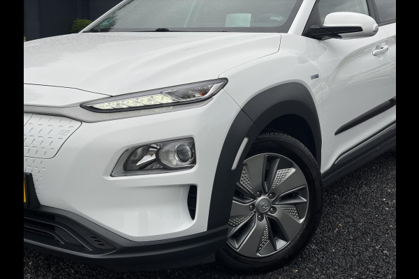 Hyundai Kona EV Fashion 64 kWh ✓2e Eigenaar✓Carplay✓Camera✓Trekhaak✓Dealer Onderhouden✓Draadloze telefoonlader✓Navi✓Keyless✓✓Rijstrooksensor✓Dodehoeksensor✓Pdc✓Lm velgen 17"✓Clima✓Cruise✓204pk✓N.A.P✓Bj 12-2020✓Apk tot 09-2028