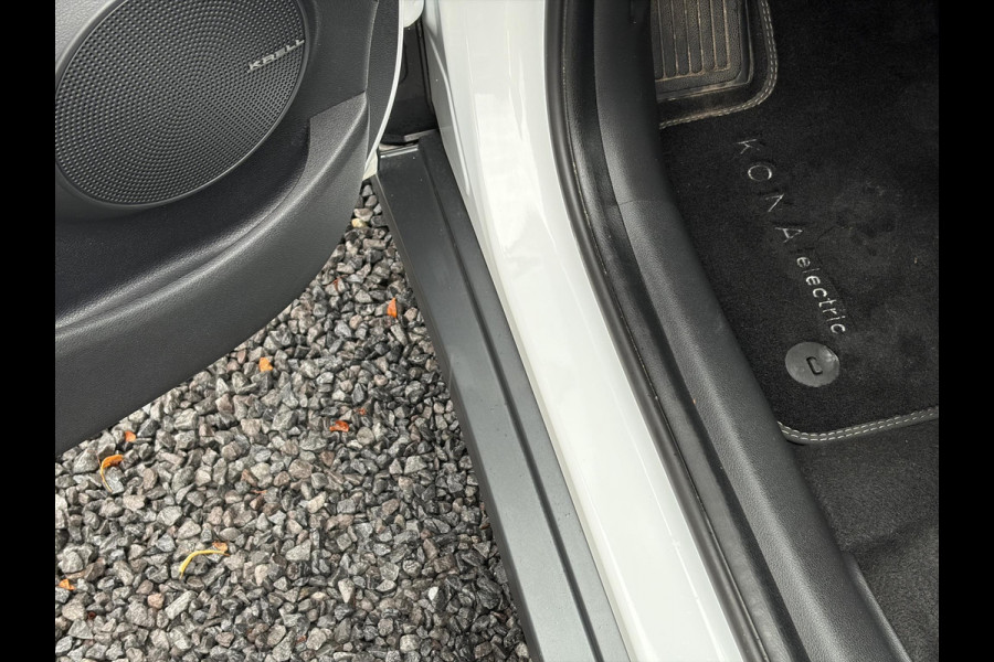 Hyundai Kona EV Fashion 64 kWh ✓2e Eigenaar✓Carplay✓Camera✓Trekhaak✓Dealer Onderhouden✓Draadloze telefoonlader✓Navi✓Keyless✓✓Rijstrooksensor✓Dodehoeksensor✓Pdc✓Lm velgen 17"✓Clima✓Cruise✓204pk✓N.A.P✓Bj 12-2020✓Apk tot 09-2028