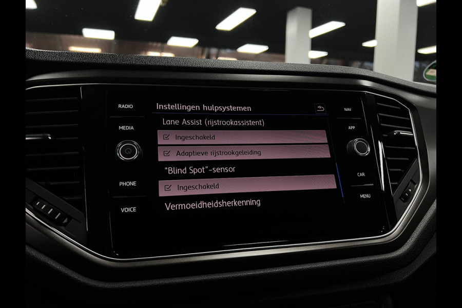 Volkswagen T-Roc 1.5 TSI Sport | ACC | Keyless | Cam | Pano