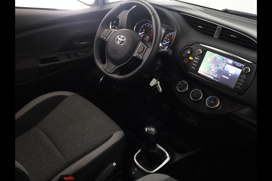 Toyota Yaris 1.0 VVT-i Y20 Bi-Tone | Garantie tot 05-2029! | Navigatie | Camera | Cruise Control | Privacy Glass